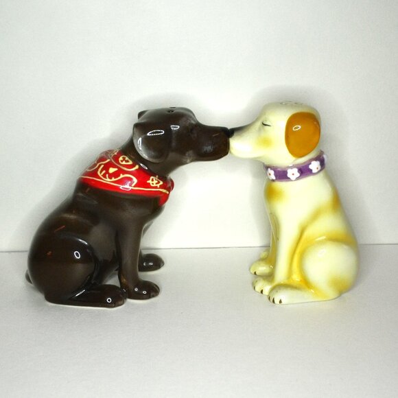 Adorable Kissing Dogs Ceramic Salt And Pepper Shakers Dining Accessories Pets - Picture 1 of 7